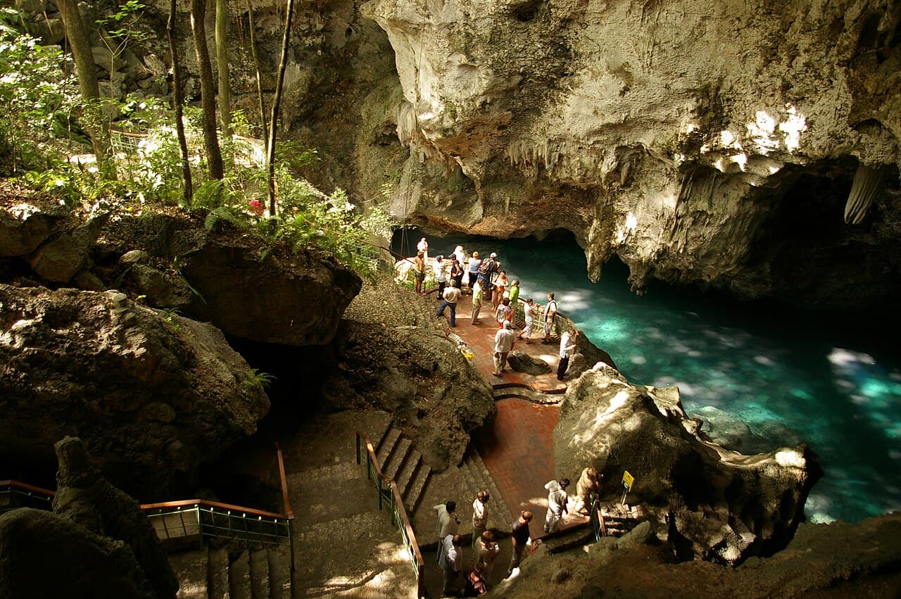 Los Tres Ojos, cuevas con lagunas de agua dulce
