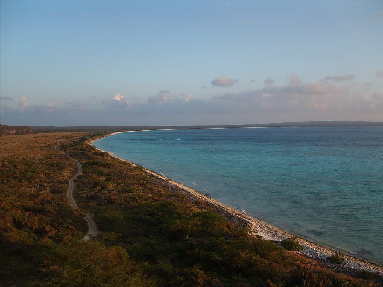 Costa de Bahía de las Águilas al atardecer